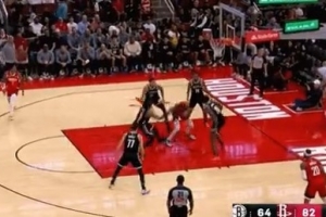 行云流水！申京四分衛長傳 阿門接球助攻杜蘭特1V4強起打進加罰