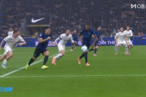 勞塔羅和埃斯波西托禁區先后倒地，裁判沒有表示