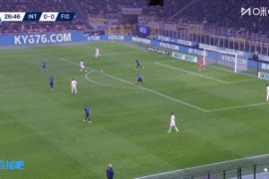 錯失單刀！佛羅倫薩后場失誤，巴斯托尼帶球突入禁區后打門撲出