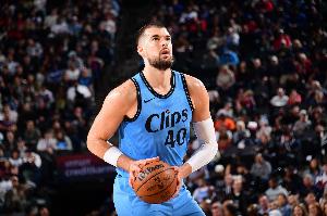 攻防穩(wěn)穩(wěn)的！祖巴茨半場(chǎng)出戰(zhàn)16分鐘 6中5&4罰4中砍下14分4板2帽