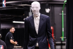 文班cos瘦長(zhǎng)鬼影！球員萬(wàn)圣節(jié)經(jīng)典裝扮 你給打幾分？