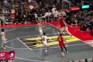 值得學(xué)習(xí)！克林根快下接球迎著防守上籃打成2+1