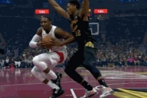 有點尷尬！巴雷特突破自己絆到自己走步違例