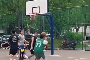 這身材，這技術！真是一名完美的東契奇球迷啊