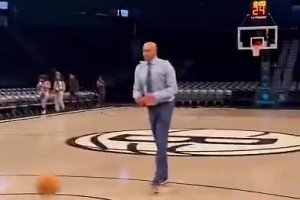 庫里點(diǎn)贊！年近50歲的卡特西裝革履仍能扣籃