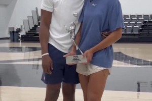 愛情事業雙豐收！阿德巴約向女友威爾遜送上MVP獎杯和擁抱~~