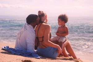 今天成功求婚！??拉塞爾此前與女友帶著娃在海邊溫馨度假