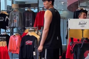 試戴帽子太搞笑！楊瀚森逛開(kāi)拓者球迷商店：買(mǎi)16號(hào)球衣送人？