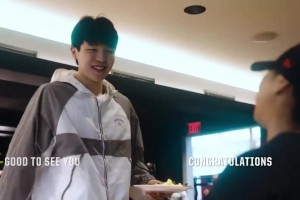 自信大方！楊瀚森抵達(dá)波特蘭紀(jì)錄片，與隊(duì)友&工作人員用英語(yǔ)交流