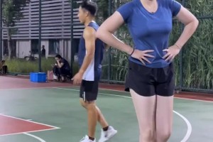 確實(shí)頂不住！國(guó)產(chǎn)卡戴珊肘姐曬打球視頻：我這個(gè)沖擊力怕你受不了