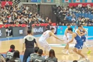 楊瀚森背打把135kg的李炎哲懟飛，網(wǎng)友說(shuō)這是進(jìn)攻犯規(guī)？