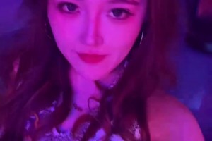 這還看啥拳擊哈！威姆斯和惡鼠的八角籠戰的舉牌小姐姐~