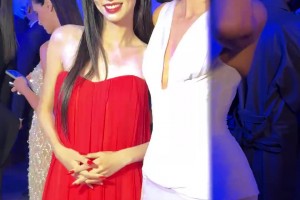 ??東西方不一樣的美！周也和肯豆同框亮相巴黎時裝周