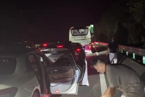 高速堵車不是壞事！正好可以抽空練個球