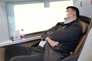 塊頭是大了一點(diǎn)點(diǎn)??姚明坐動車，這商務(wù)座感覺快撐不住了