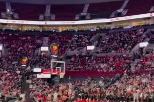 想啥呢？開拓者后衛居然想隔扣楊瀚森，被小楊大帽拒絕！