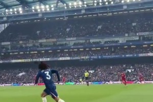 整場比賽庫庫雷利亞像獵豹一樣盯著薩拉赫??