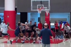 這就是登哥說的減負？小卡擋拆后助攻哈登命中三分，之前都是反過來的