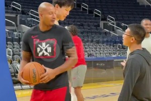 首秀不緊張！！楊瀚森賽前訓練與助教有說有笑，身旁的翻譯也忙壞了