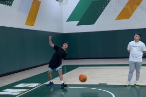 這彈跳可以啊！1米85的趙維倫訓練中完成單臂劈扣