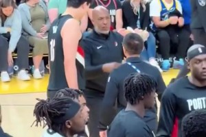 足夠重視！暫停期間，主帥比盧普斯親自指導楊瀚森！小楊頻頻點頭