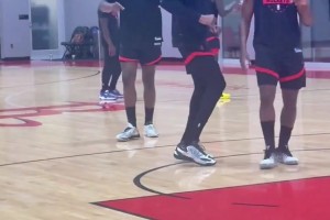 這該死的氣質(zhì)！杜蘭特訓練中突然來了興致隨音樂跳起舞來