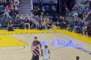 來了！楊瀚森接隊友卡馬拉傳球，雙手勉扣，拿下NBA季前首分！