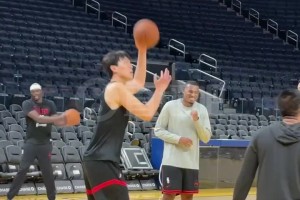 今天將迎來首秀？！楊瀚森賽前與助教有說有笑，翻譯也在旁邊