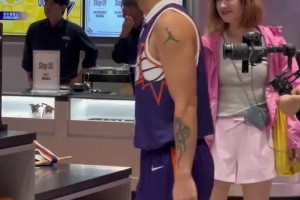 像啊！網(wǎng)友在澳門倫敦人偶遇到布克了 結(jié)果一開口才知道是國版哈