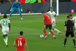 B席這打門太抽象了！C羅遠射擊中立柱，B席補射空門竟打偏了！