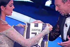 喬治娜和喜劇演員拿意大利國家德比玩梗，臺下C羅微笑鼓掌??