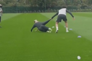 美顏一點也不憐香惜玉??！訓(xùn)練賽撞飛女足隊員，特里直呼黃牌