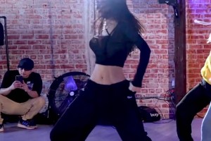 周玲安在洛杉磯舞房練舞??這身材和舞技都不賴啊??