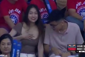 這樣的導播必須加雞腿！很善于發現看臺上的美女球迷??