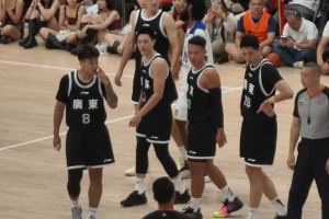 還是熟悉的周隊(duì)！周鵬場(chǎng)上因?qū)κ中?dòng)作直接一拳干翻對(duì)手~