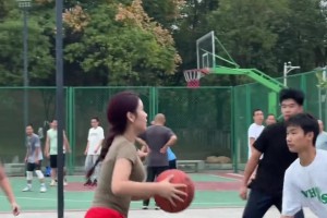 有一說一，紅褲子小姐姐的虛晃突破真的有點東西??????