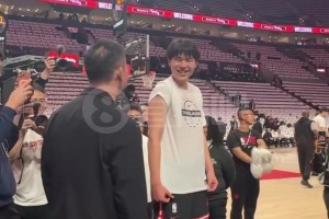 見證NBA常規(guī)賽首秀！劉維偉與楊瀚森師徒見面，一陣熱聊啊~