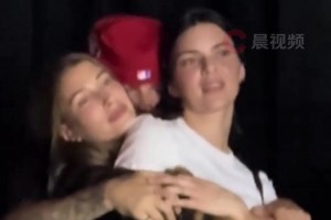 比伯和海莉以及肯豆抱在一起看演唱會！網友：以為是AI生成的~