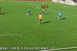 阿爾沙文穿著巴薩球衣在皇馬商店門口閑逛，這是真死忠啊！！