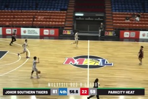 教練疑似拿戰術板襲擊女裁判，這是有意還是無意的啊？