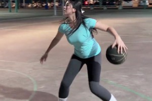 有沒走步？??野球場肘姐曬視頻：你看清我的腳步了嘛？