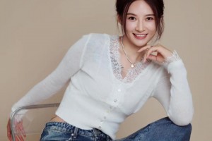 有點(diǎn)美啊！前女籃球員石一童的牛仔褲穿搭：精神小妹前來(lái)報(bào)到~