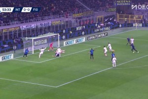 爭議！埃斯波西托禁區(qū)被拉倒！主裁聽取VAR后沒有判罰點球！