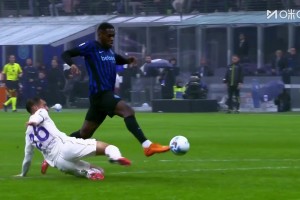 國米3-0鎖定勝局！維蒂犯規(guī)送點+染紅！恰爾汗奧盧點射破門雙響