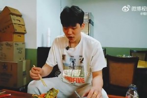 楊瀚森之前吃煎餅果子時想起周琦：我跟我琦哥也是夢幻聯動了??