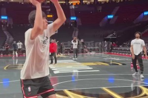 能對(duì)約老師進(jìn)一個(gè)不？楊瀚森賽前熱身練習(xí)近筐終結(jié)~