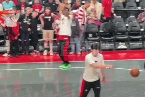 楊瀚森賽前熱身完，積極給主力們喂球~可惜今天沒(méi)什么上場(chǎng)機(jī)會(huì)！