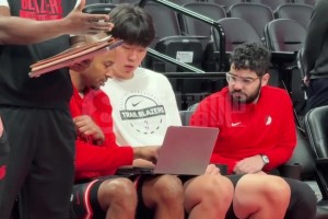 在聊什么？楊瀚森賽前與助教人員積極溝通，無(wú)需翻譯！