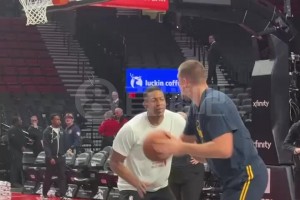 這技術(shù)真細(xì)膩！仔細(xì)觀察小楊的偶像約基奇熱身，也太絲滑了~