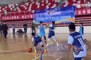 無語！場邊家長沖進場內(nèi)推倒比賽小球員，直接引發(fā)多方家長沖突斗毆??